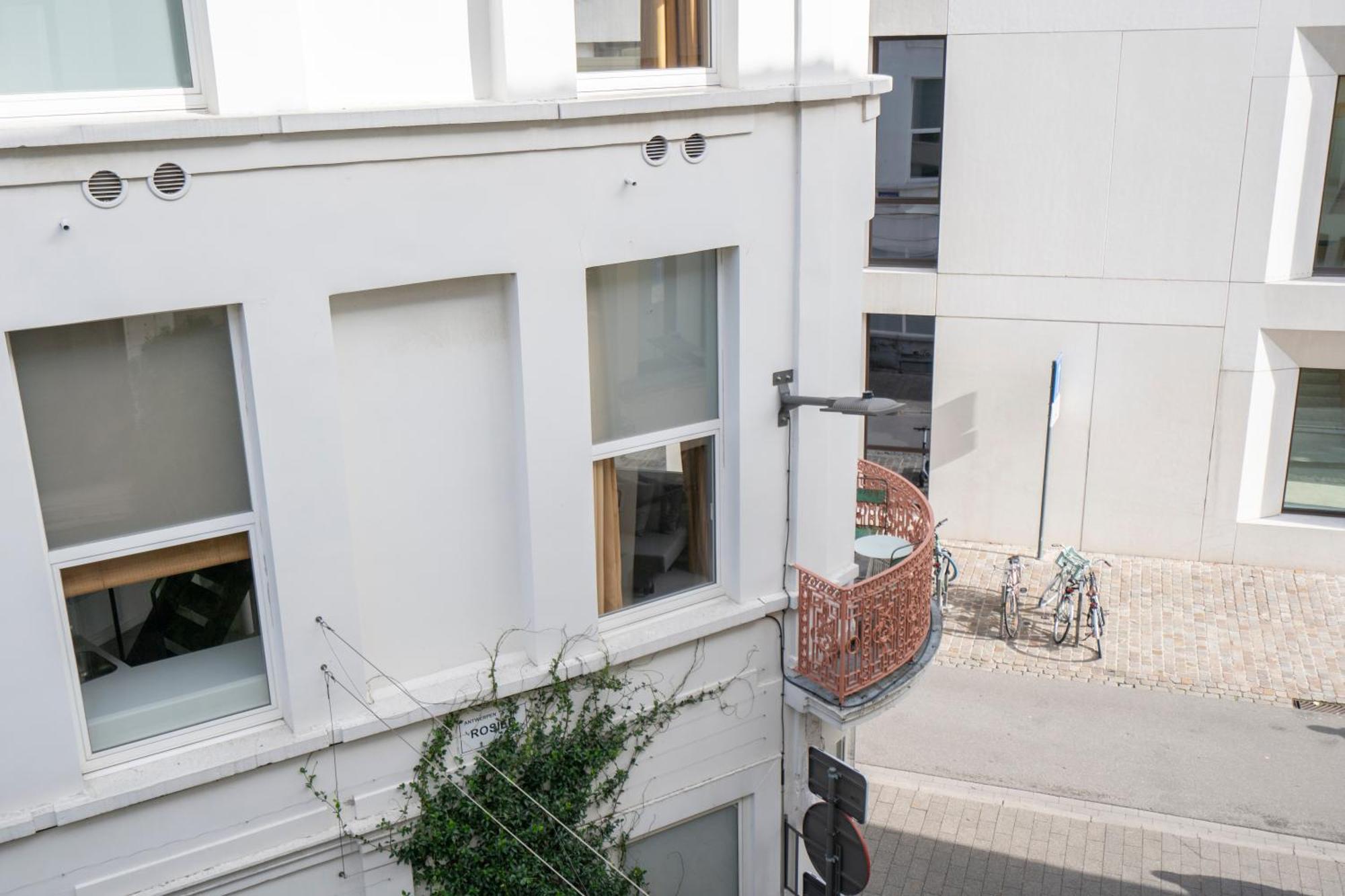 Shway - The Black Pants Antwerp Exterior photo